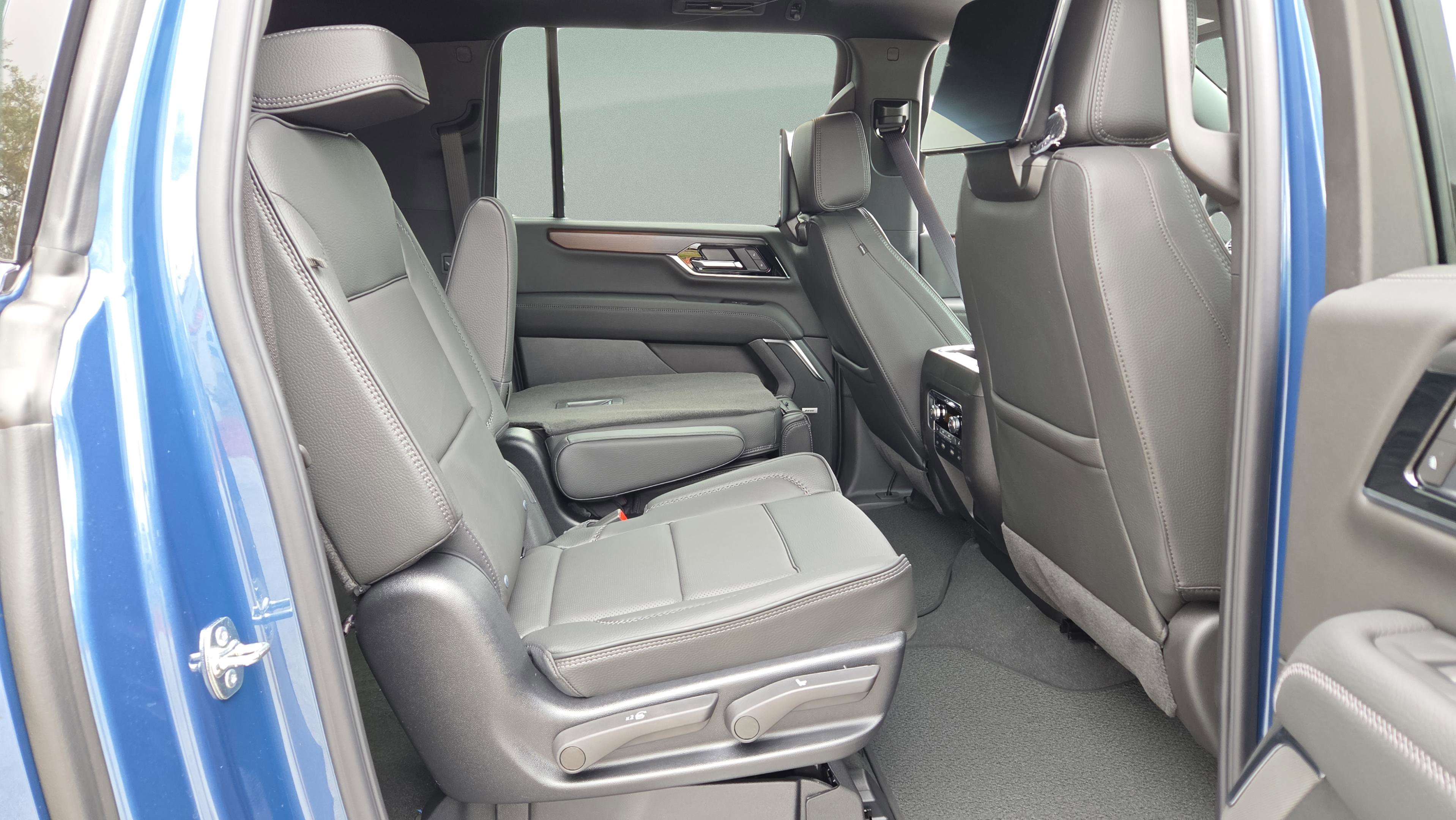 New 2026 GMC Yukon XL Denali w/ Denali Reserve Package AWD/4WD image 16