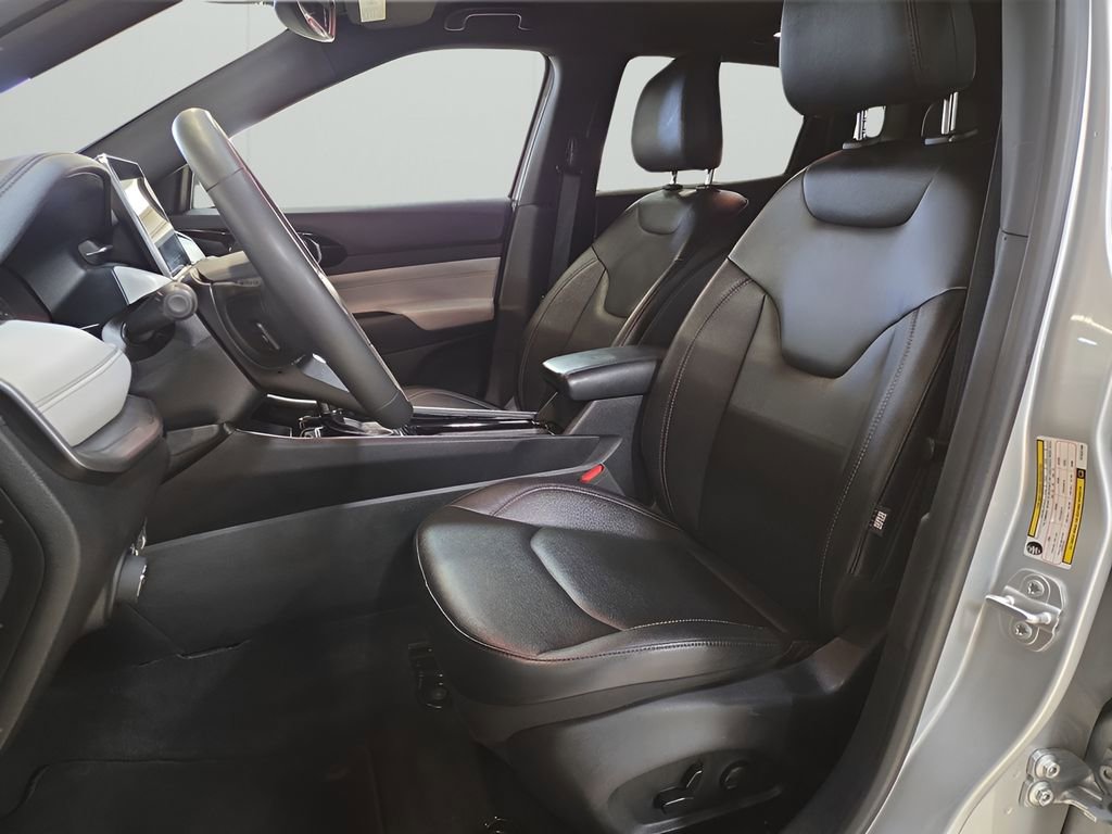 Used 2025 Jeep Compass Limited image 9