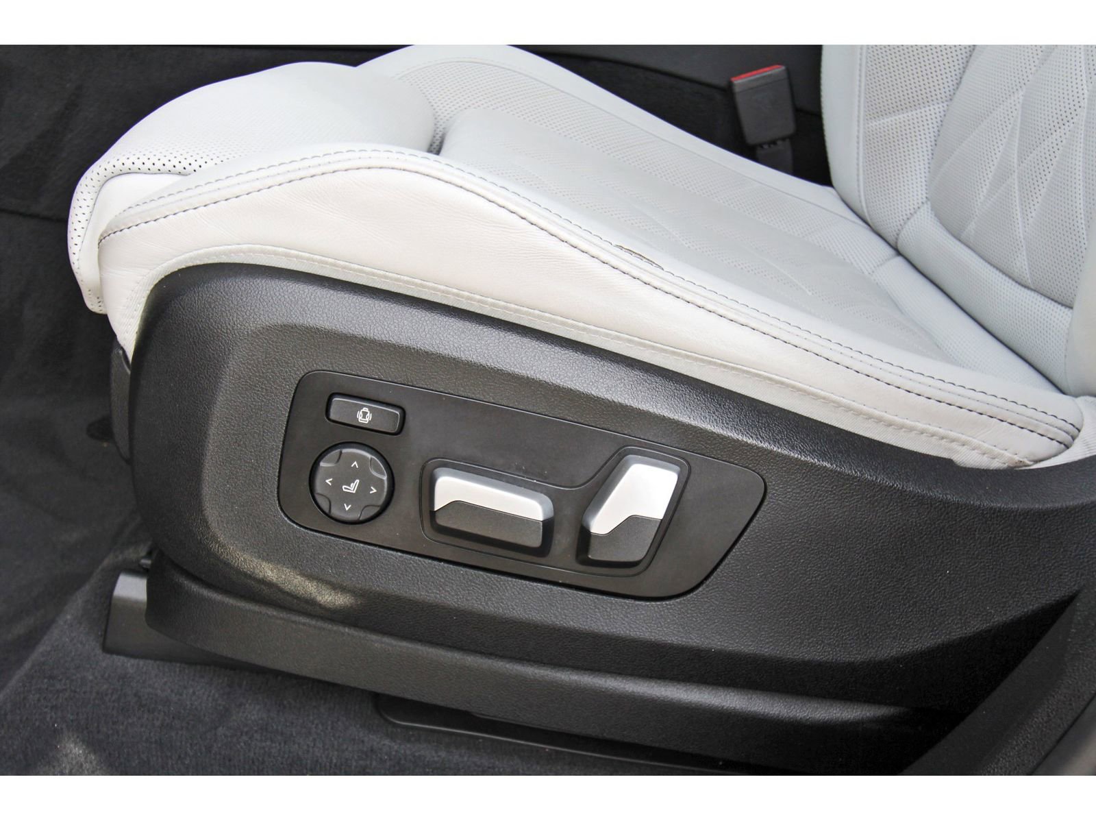 Used 2023 BMW X5 xDrive40i w/ M Sport Package image 31