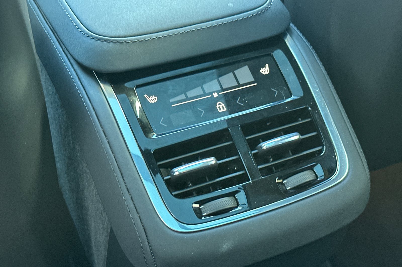 Certified 2025 Volvo XC90 B6 Core w/ Protection Package Premier image 14