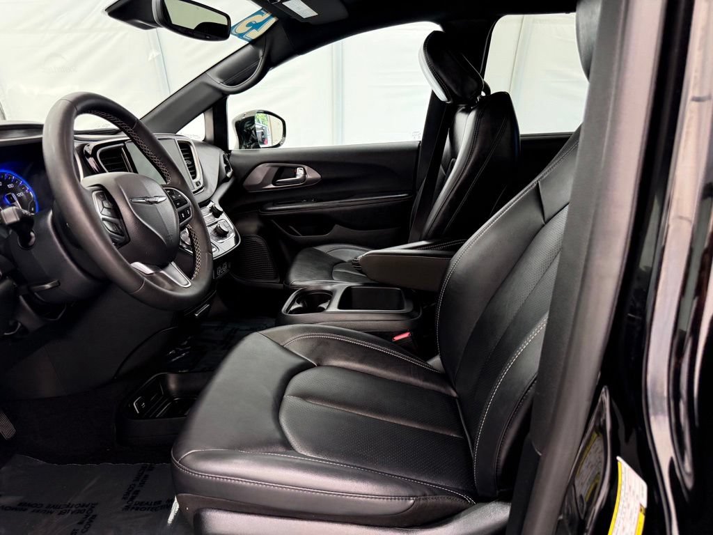 Used 2025 Chrysler Pacifica Select FWD image 12