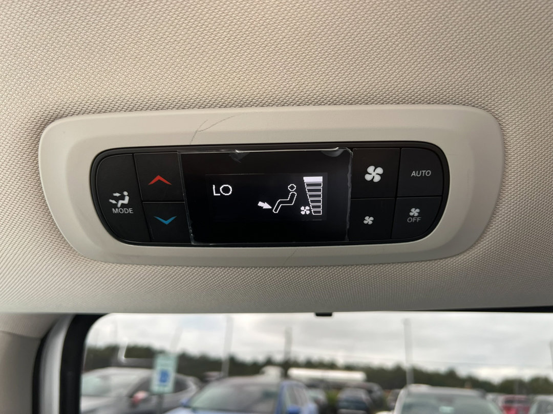 Used 2023 Chrysler Pacifica Touring-L image 31