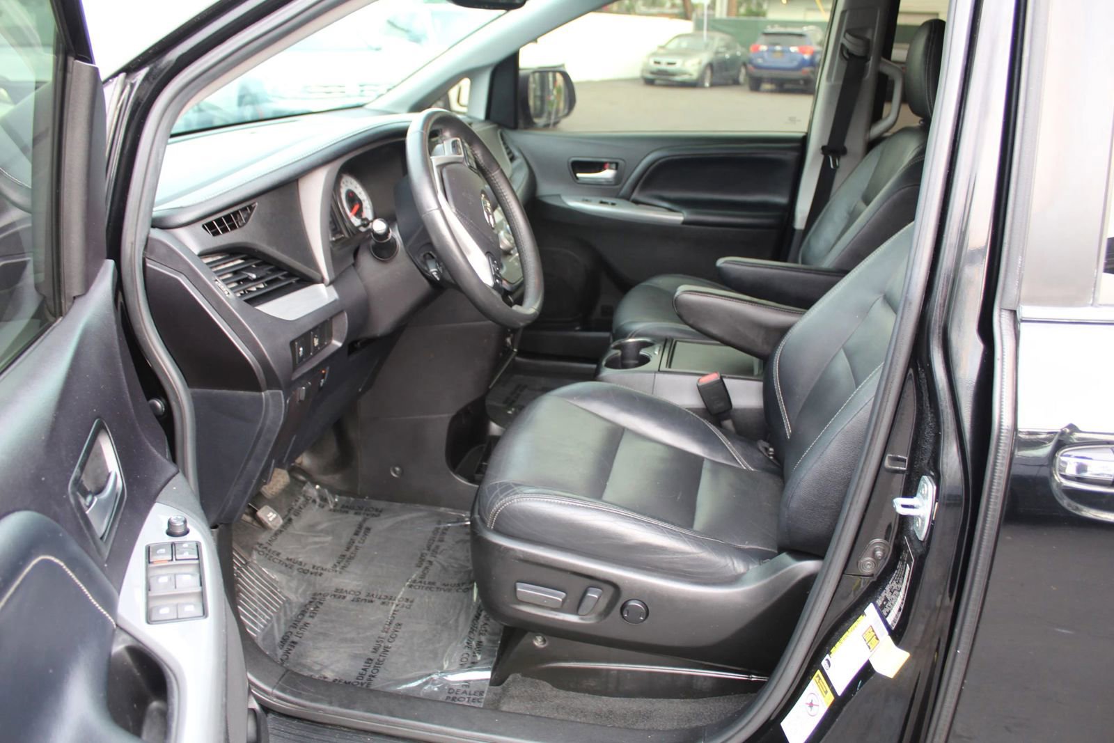 Used 2017 Toyota Sienna SE Premium FWD image 9
