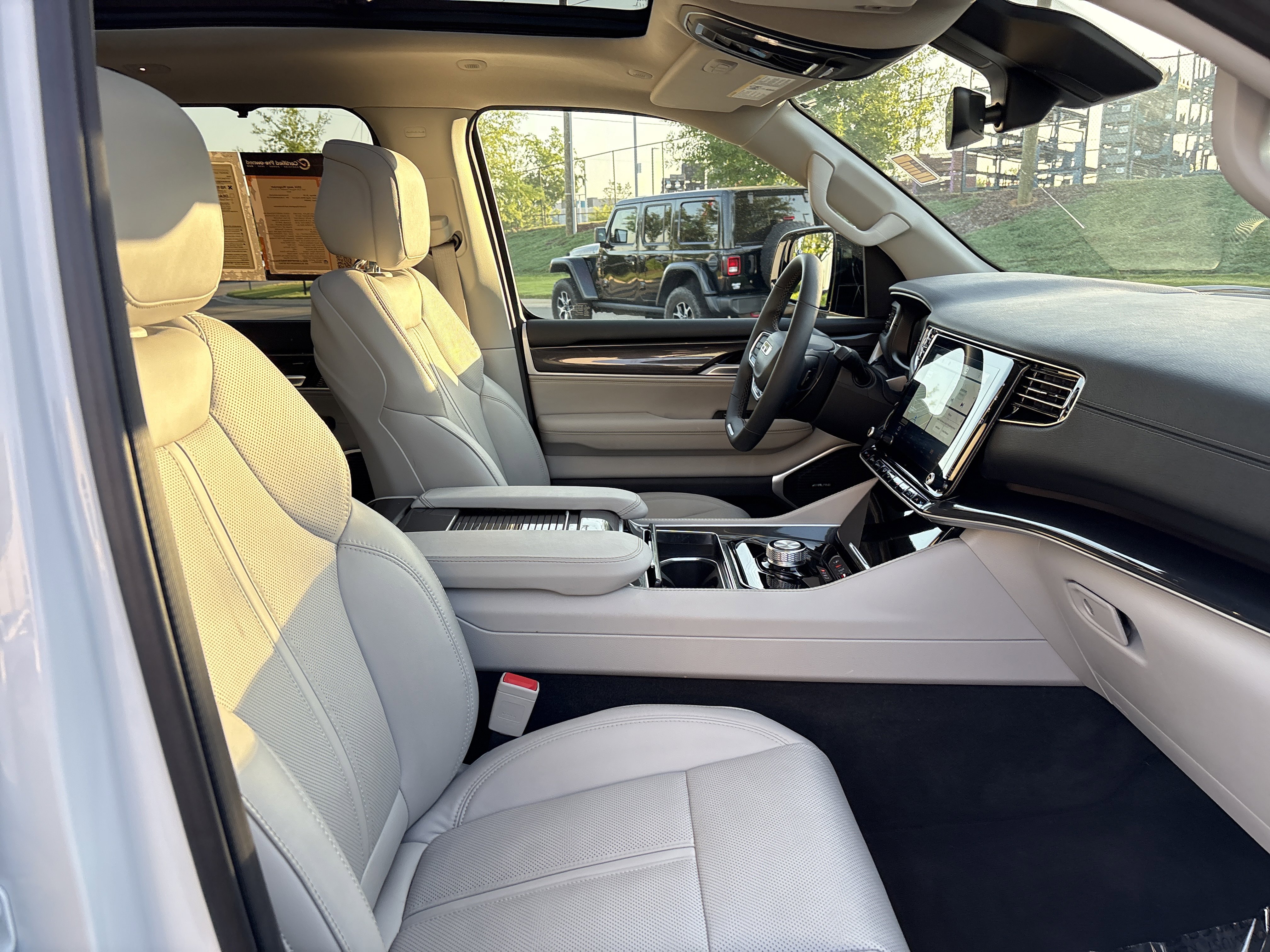 Used 2024 Jeep Wagoneer 2WD w/ Premium Group I image 24