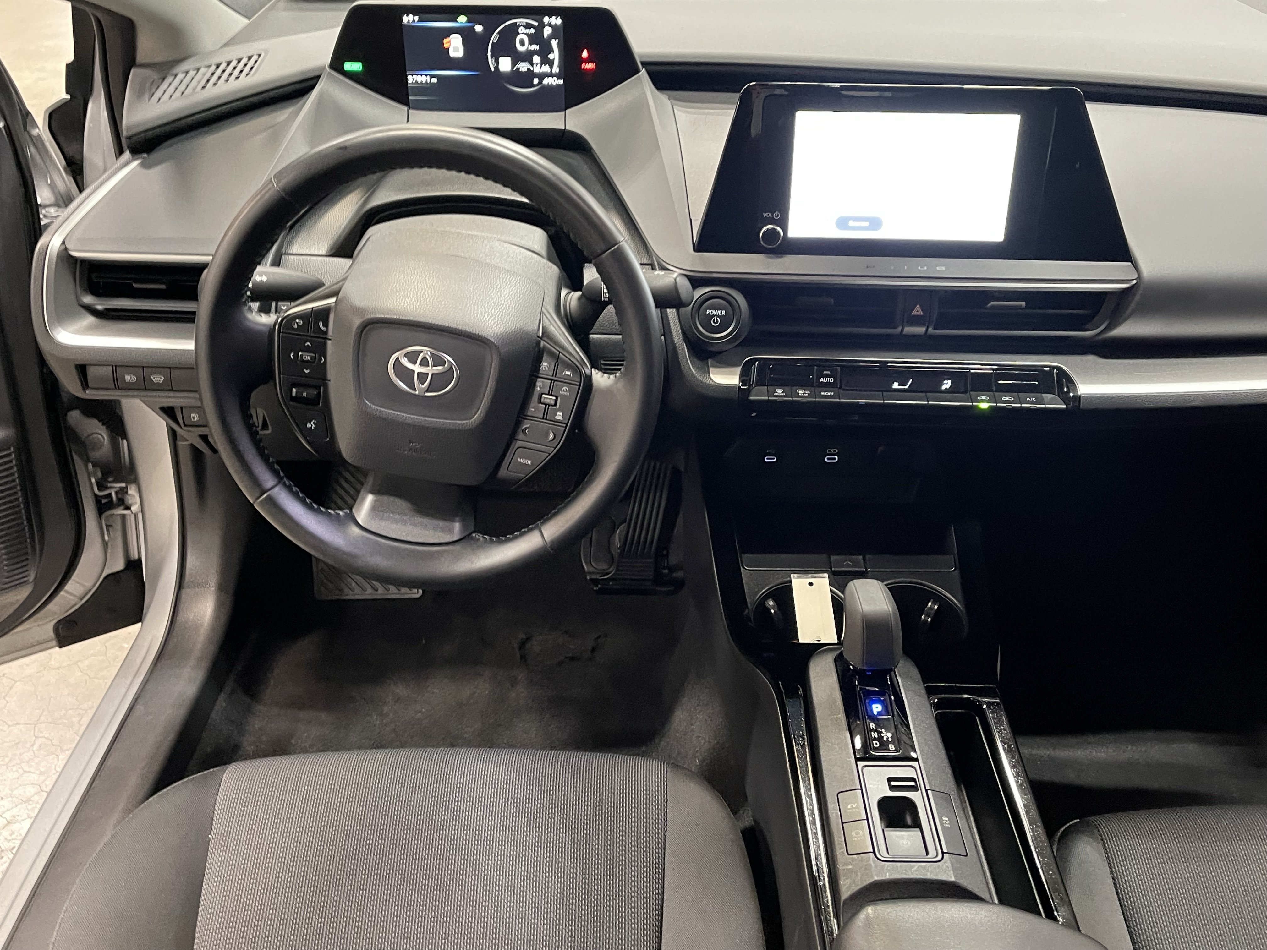 Used 2025 Toyota Prius LE FWD image 12