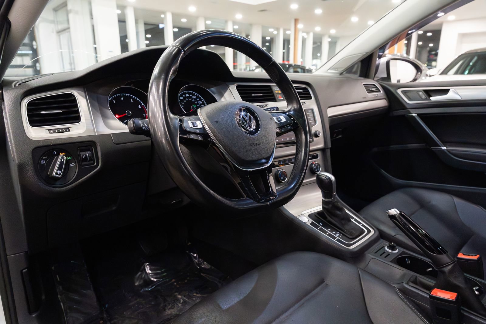 Used 2016 Volkswagen Golf SE image 16