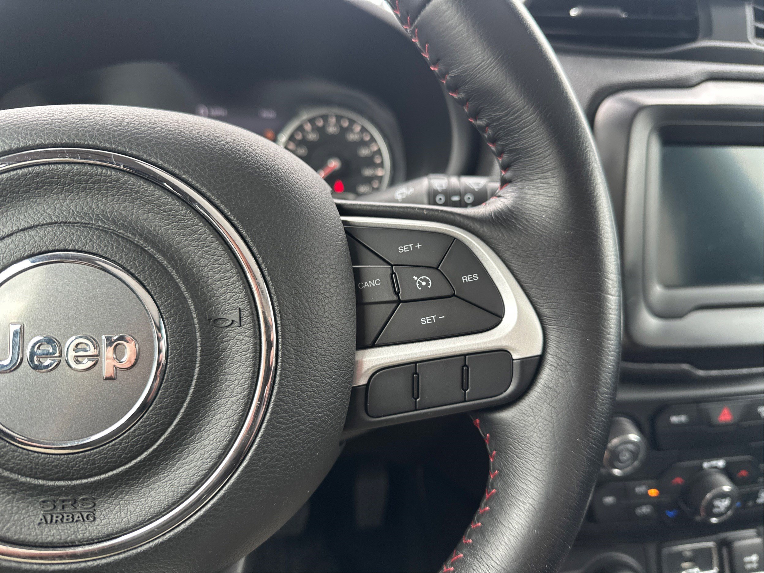 Used 2018 Jeep Renegade Trailhawk w/ Popular Equipment Group AWD/4WD image 34