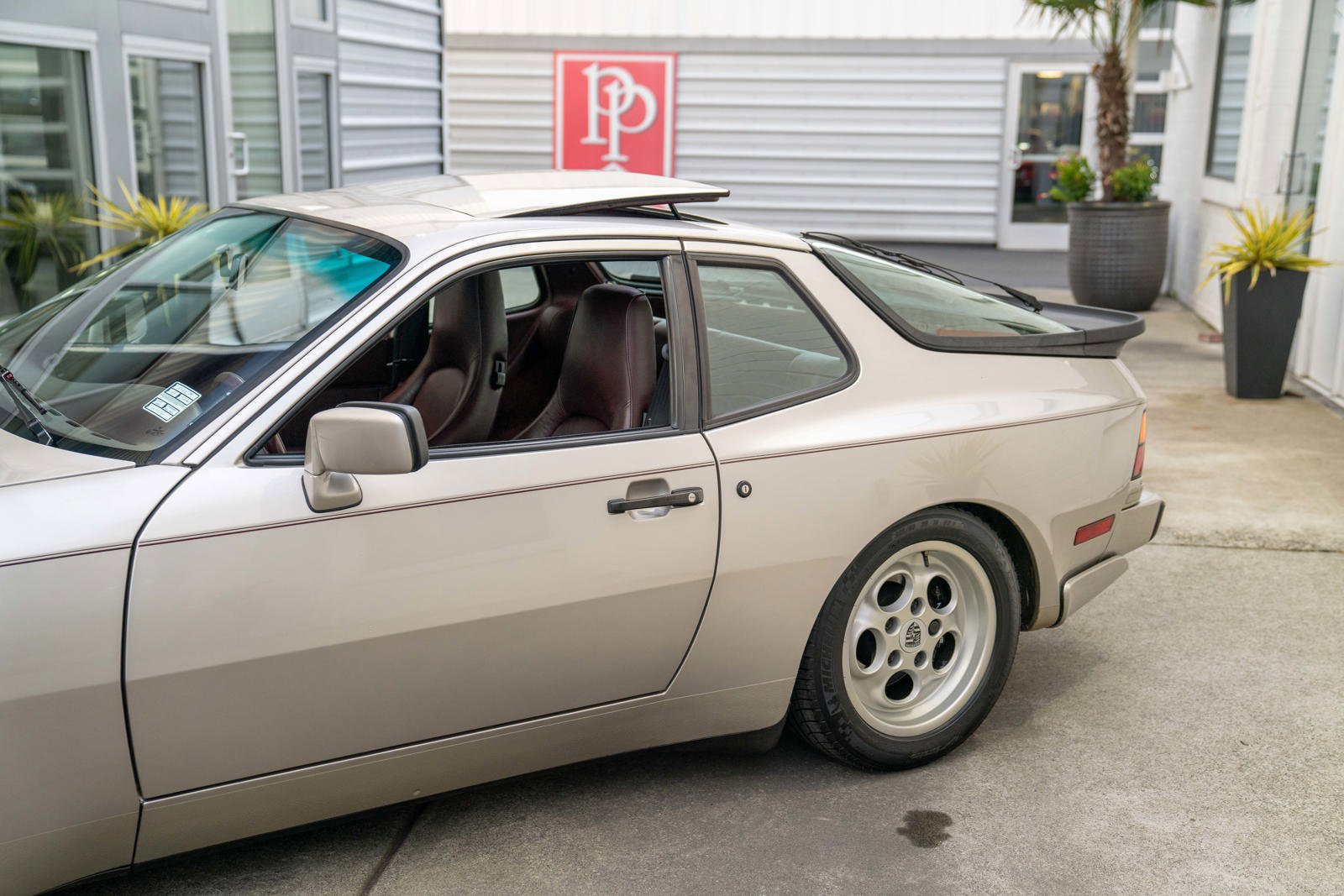 Used 1986 Porsche 944 Turbo RWD image 7