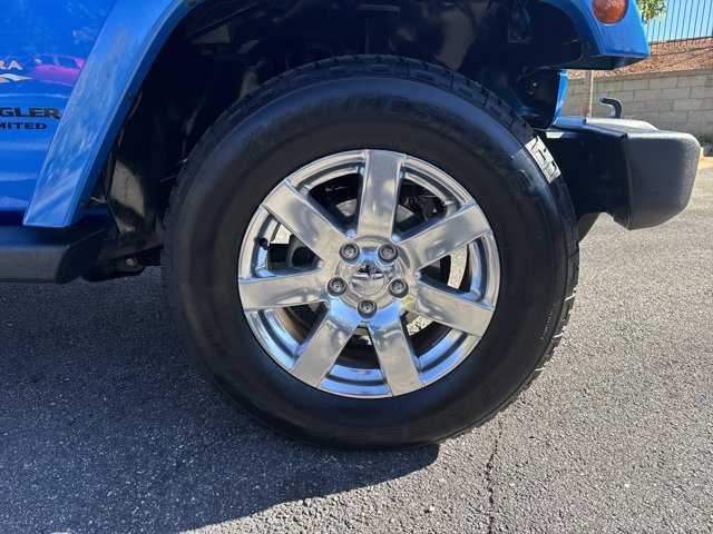 Used 2015 Jeep Wrangler Unlimited Sahara w/ Connectivity Group AWD/4WD image 14