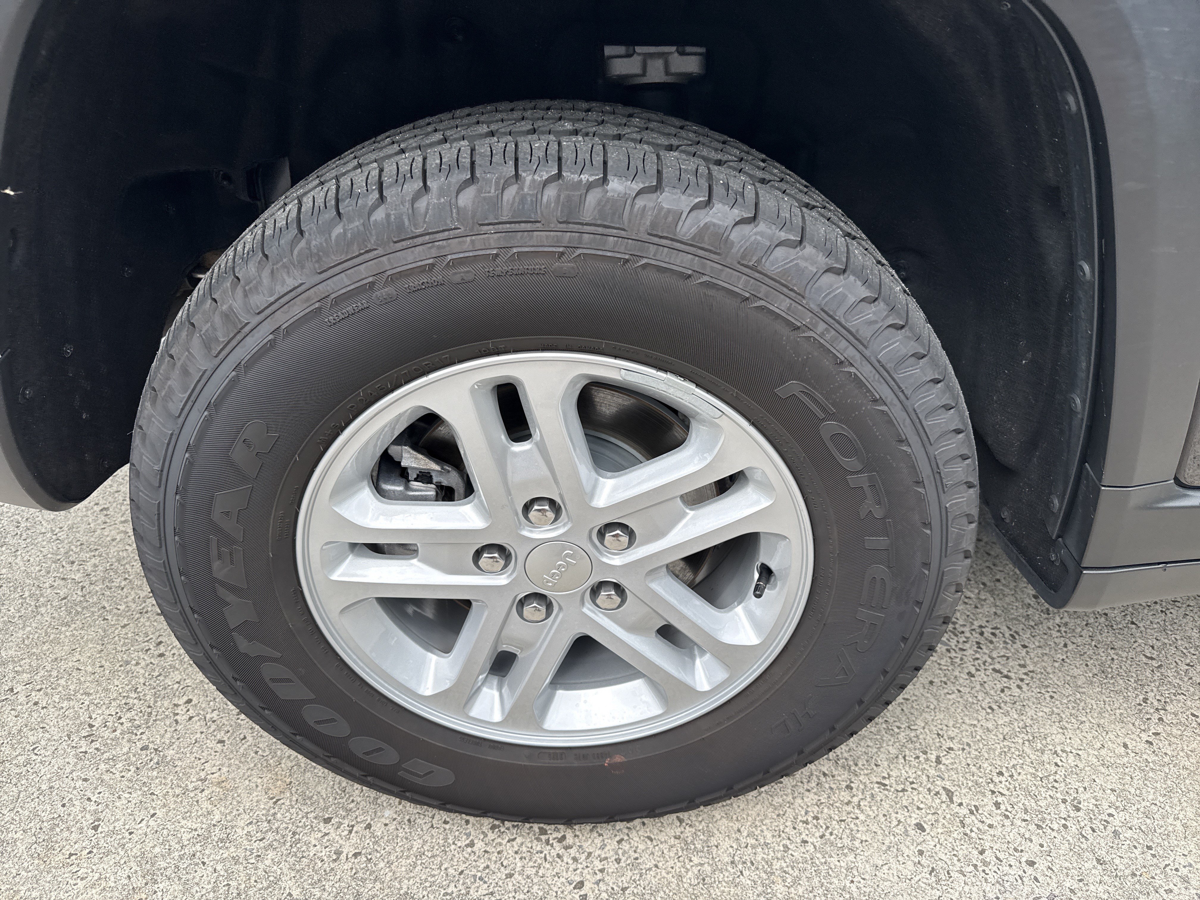 Used 2025 Jeep Grand Cherokee Laredo RWD image 17