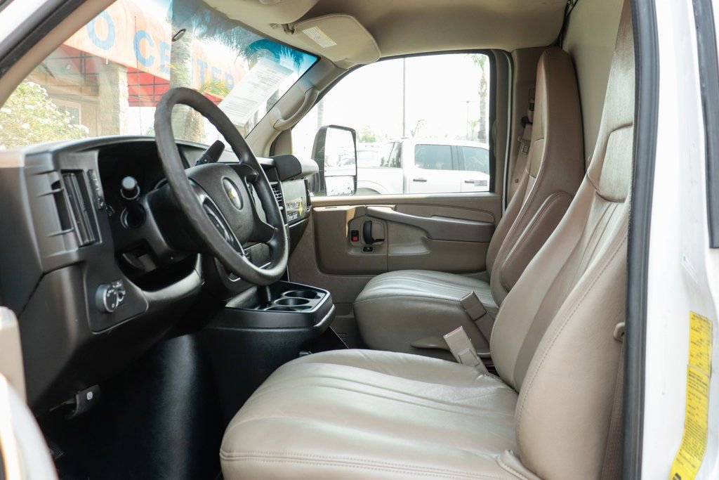 Used 2015 Chevrolet Express 4500 RWD image 24