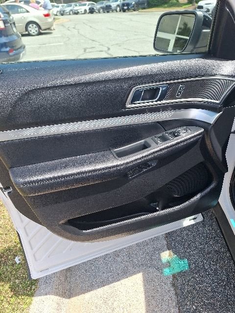 Used 2017 Ford Explorer XLT w/ Equipment Group 202A AWD/4WD image 8