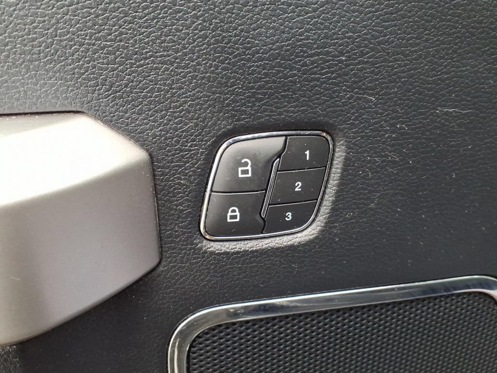 Used 2019 Ford F150 Lariat w/ Equipment Group 502A Luxury AWD/4WD image 19