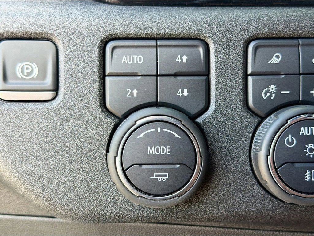 Used 2025 Chevrolet Silverado 2500 LTZ w/ LTZ Convenience Package AWD/4WD image 30