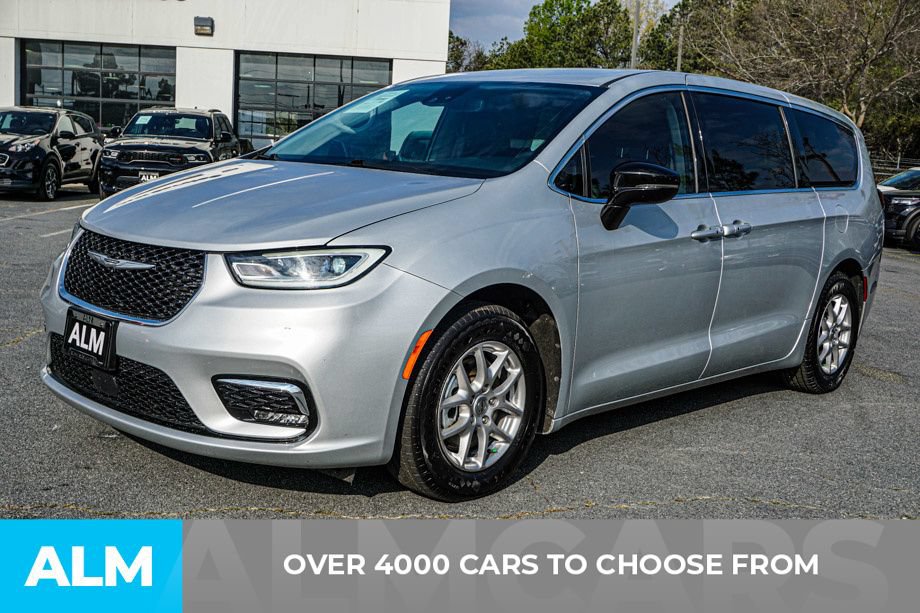 Used 2024 Chrysler Pacifica Touring-L FWD image 2