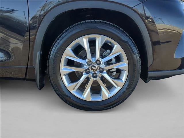 Used 2020 Toyota Highlander LE image 24