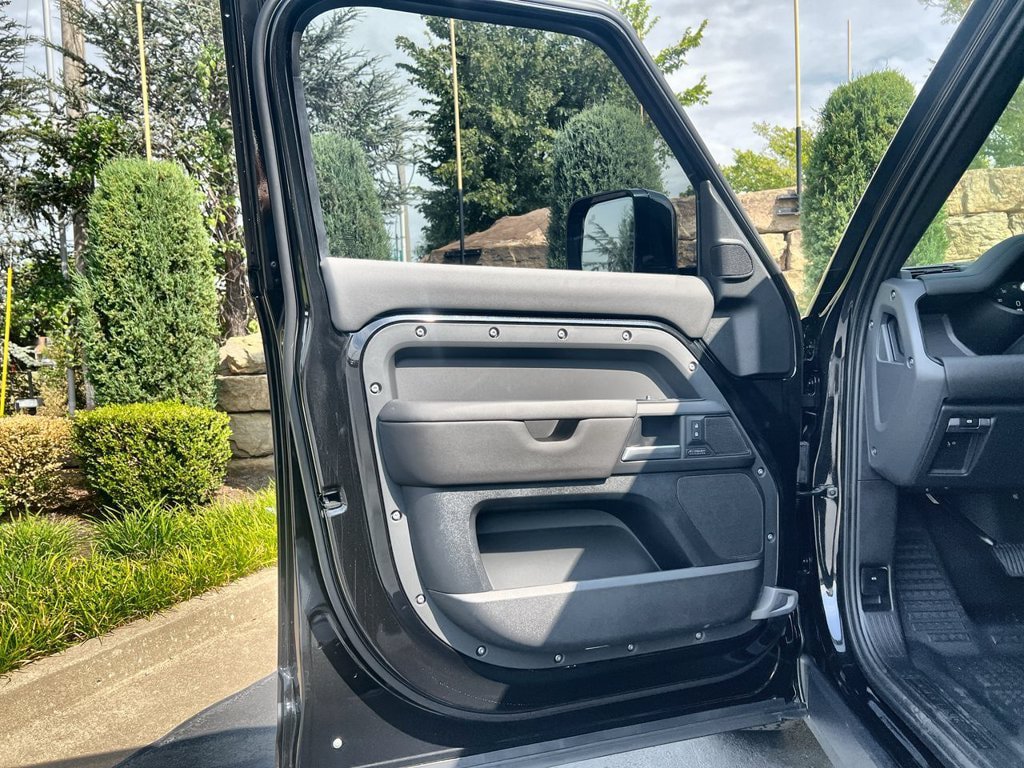 New 2026 Land Rover Defender 110 X-Dynamic SE AWD/4WD image 17