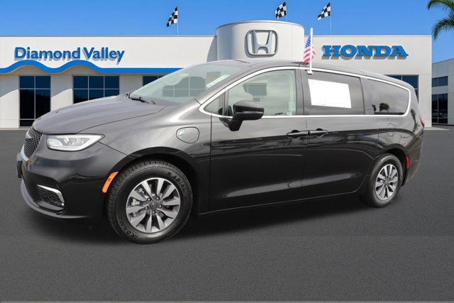 Used 2023 Chrysler Pacifica Touring-L image 3