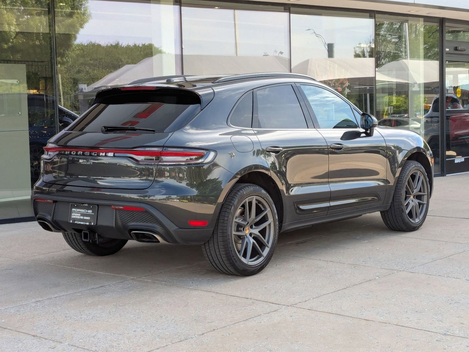 Certified 2025 Porsche Macan image 9