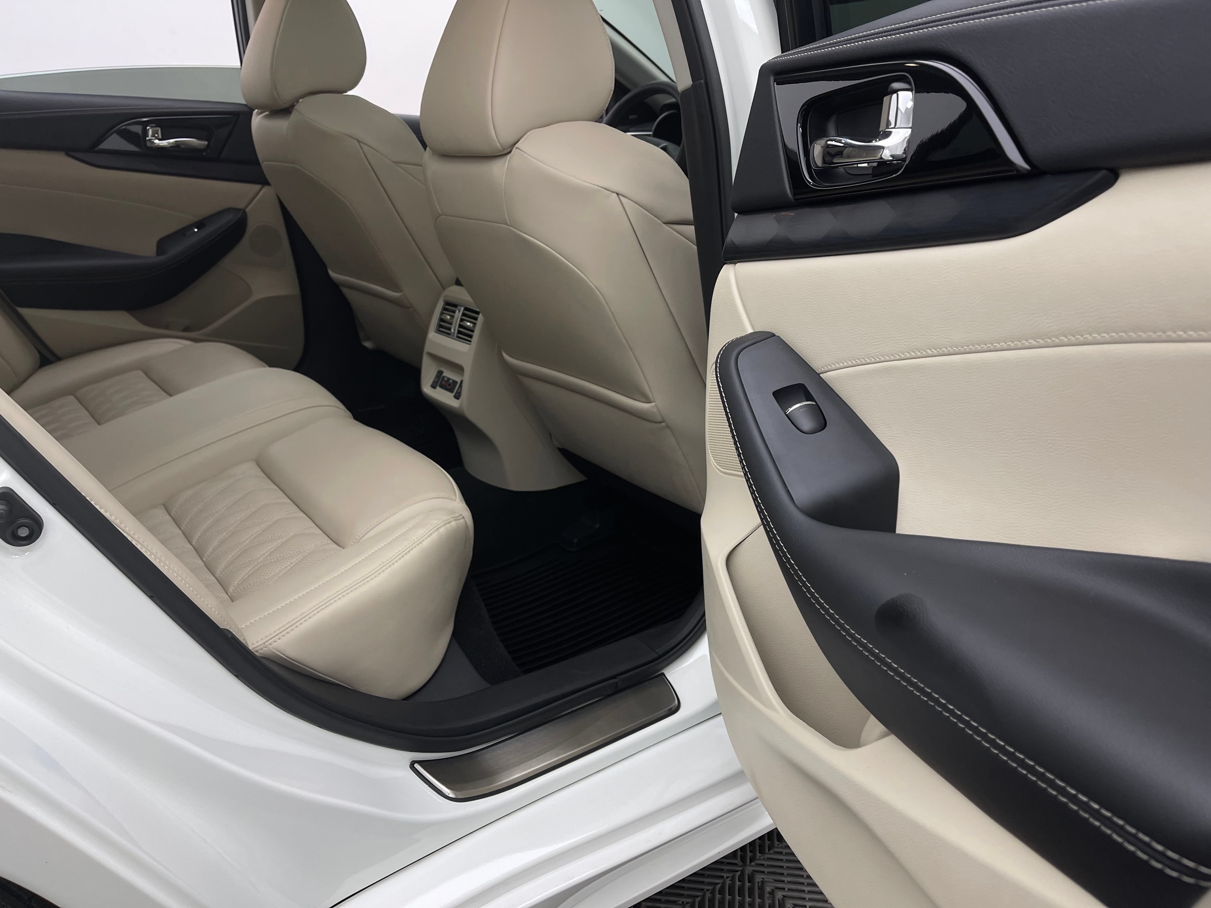 Used 2023 Nissan Maxima Platinum w/ Sport Mat Group FWD image 38