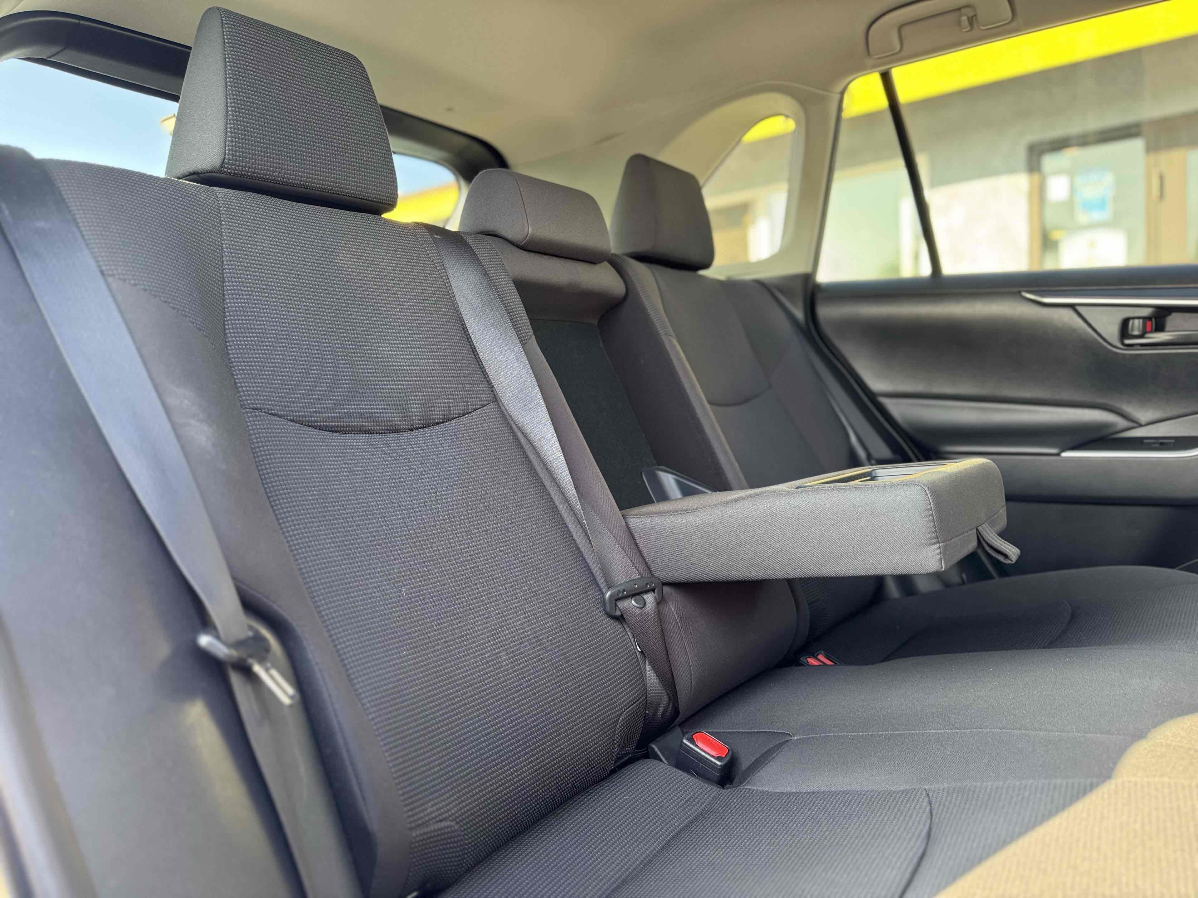 Used 2019 Toyota RAV4 LE w/ Carpet Mat Package image 18