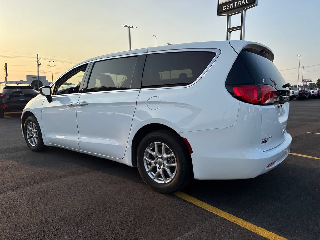 Used 2024 Chrysler Voyager LX FWD image 4