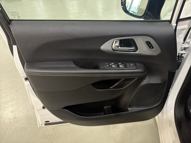 Used 2026 Chrysler Pacifica Limited FWD image 18