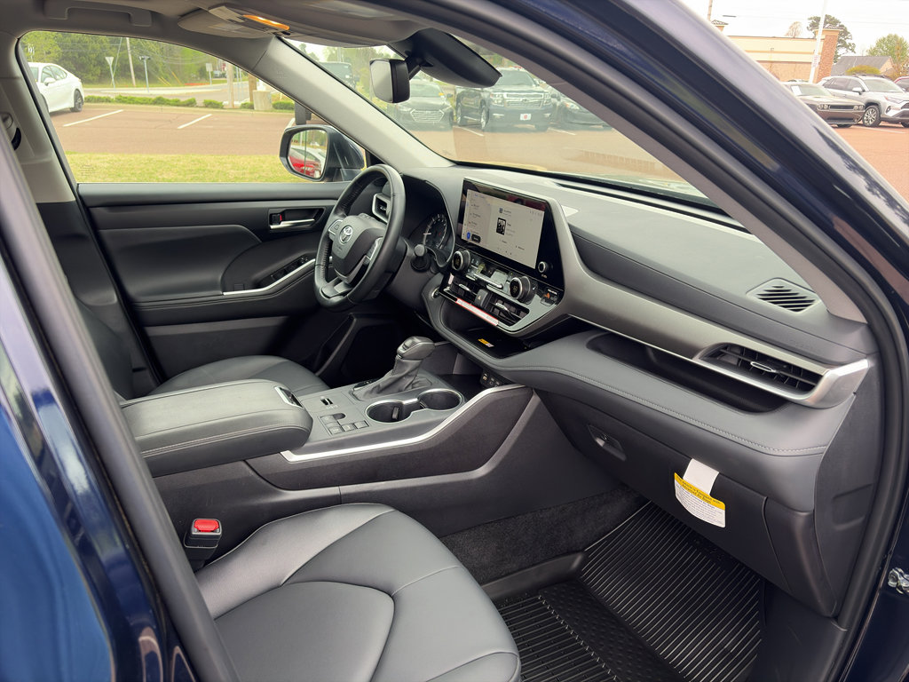 Used 2025 Toyota Highlander XLE image 18