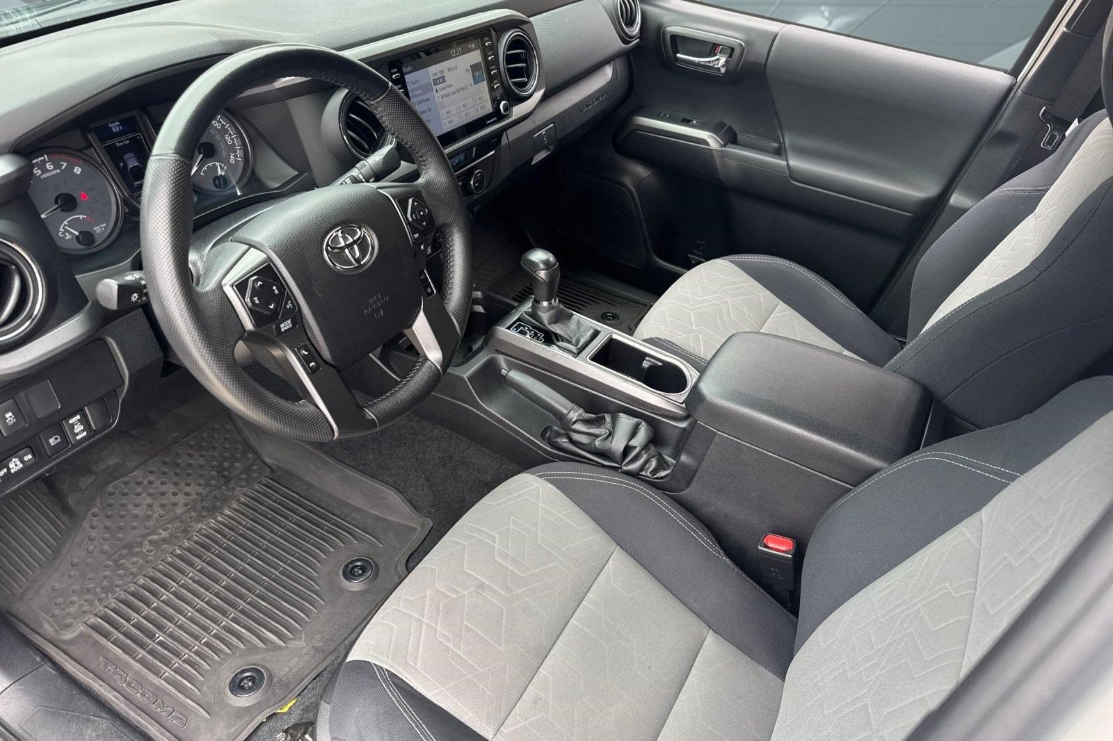 Used 2021 Toyota Tacoma TRD Off-Road w/ Technology Package AWD/4WD image 4