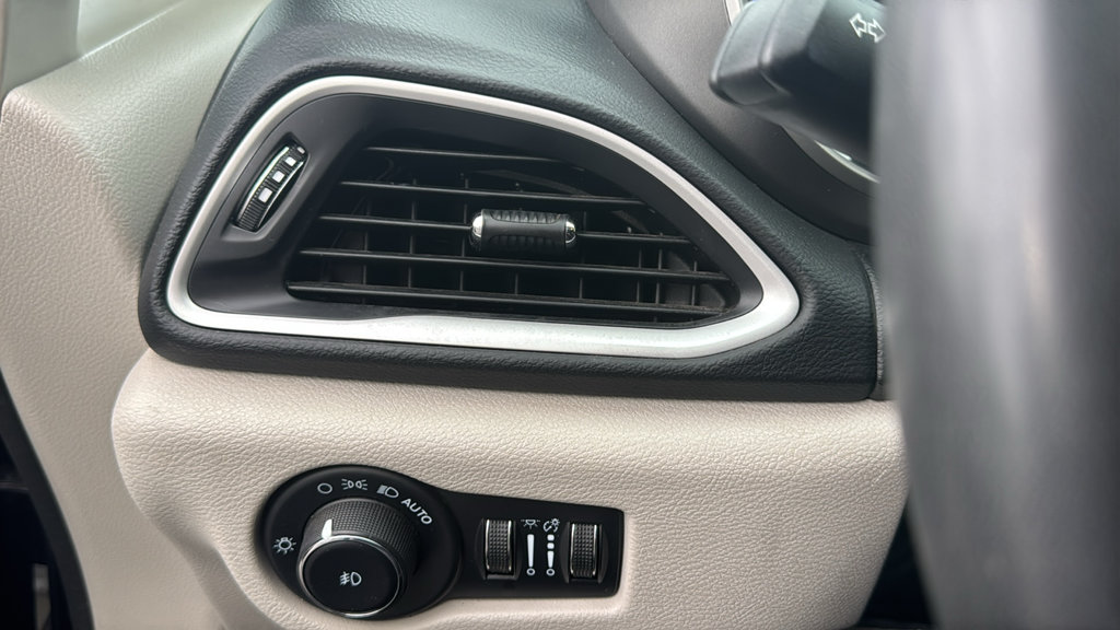 Used 2023 Chrysler Pacifica Touring-L FWD image 16