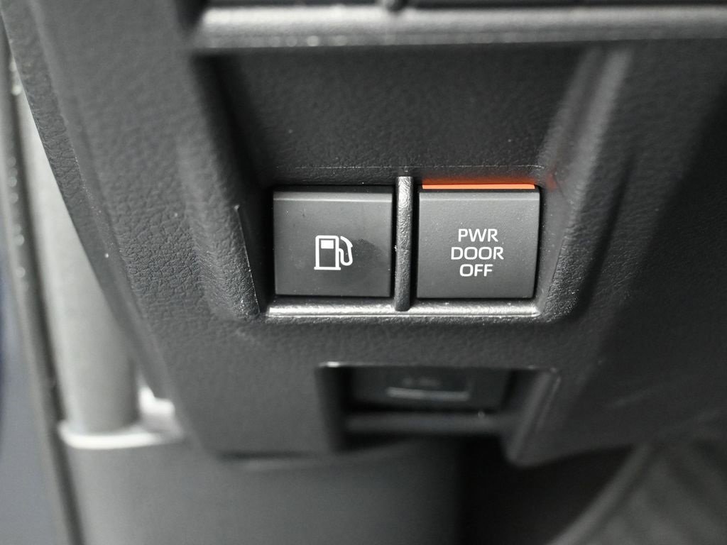 Used 2025 Toyota Sienna LE image 15