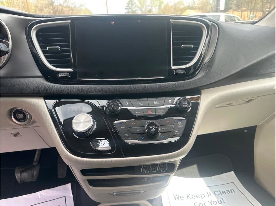 Used 2022 Chrysler Pacifica Touring-L image 15