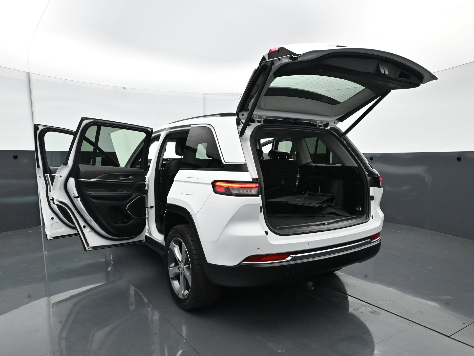 Used 2022 Jeep Grand Cherokee Limited AWD/4WD image 34