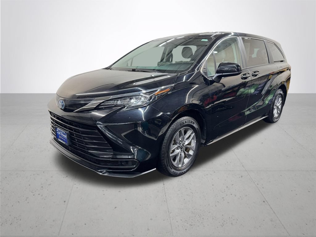 Used 2024 Toyota Sienna LE AWD/4WD image 2