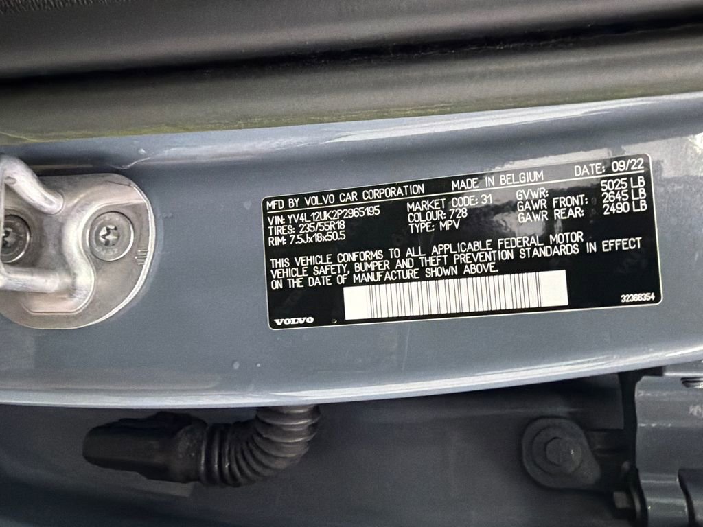 Used 2023 Volvo XC40 B5 Core image 33