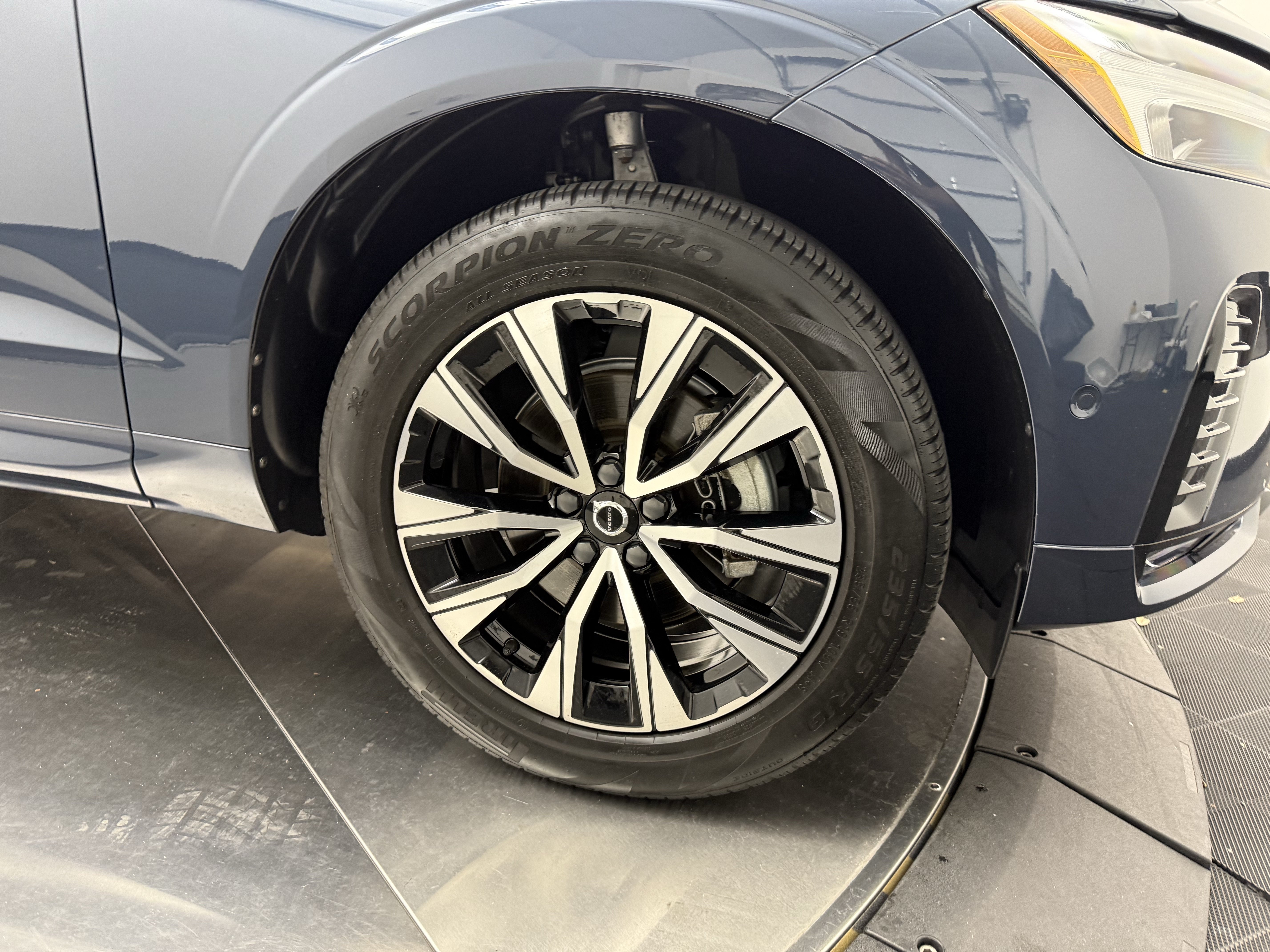 Certified 2024 Volvo XC60 B5 Plus AWD/4WD image 9