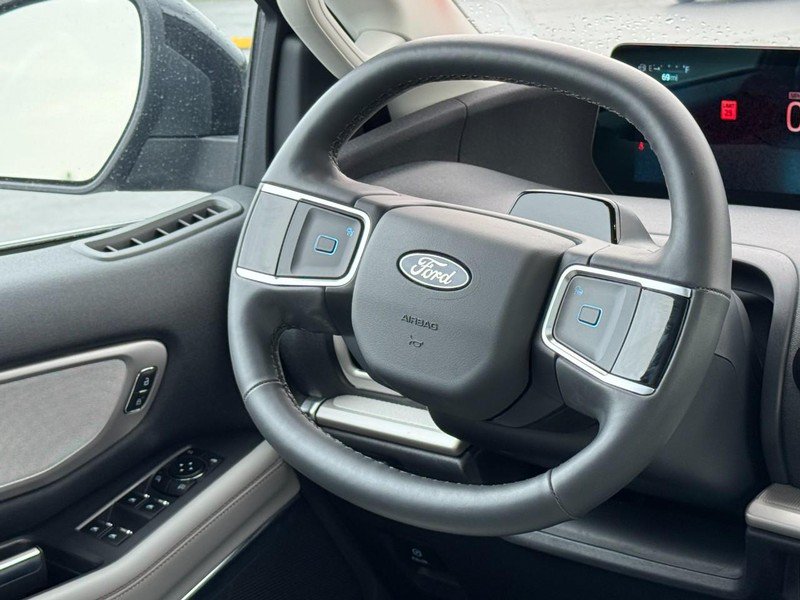 Used 2025 Ford Expedition Active AWD/4WD image 13