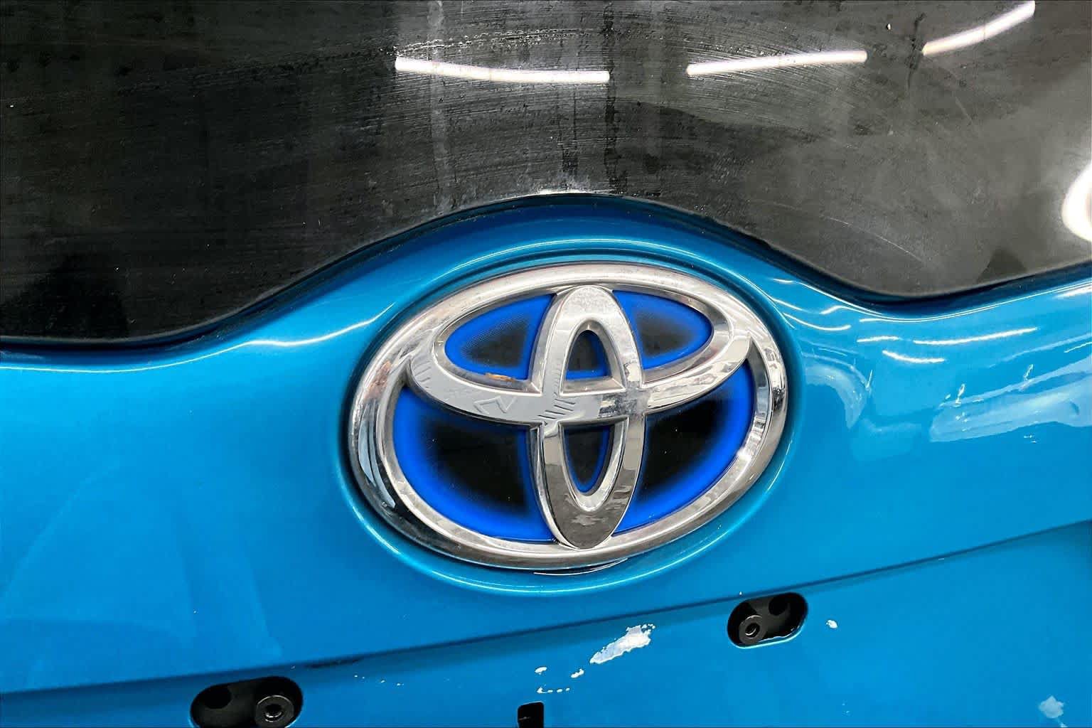 Used 2017 Toyota Prius Prime Premium w/ Carpet Mat Package FWD image 29