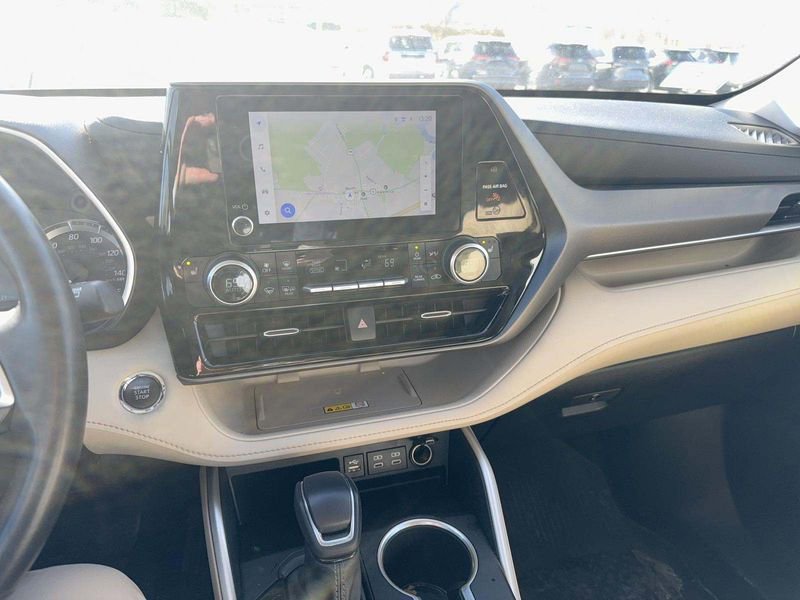 Used 2023 Toyota Highlander XLE image 9