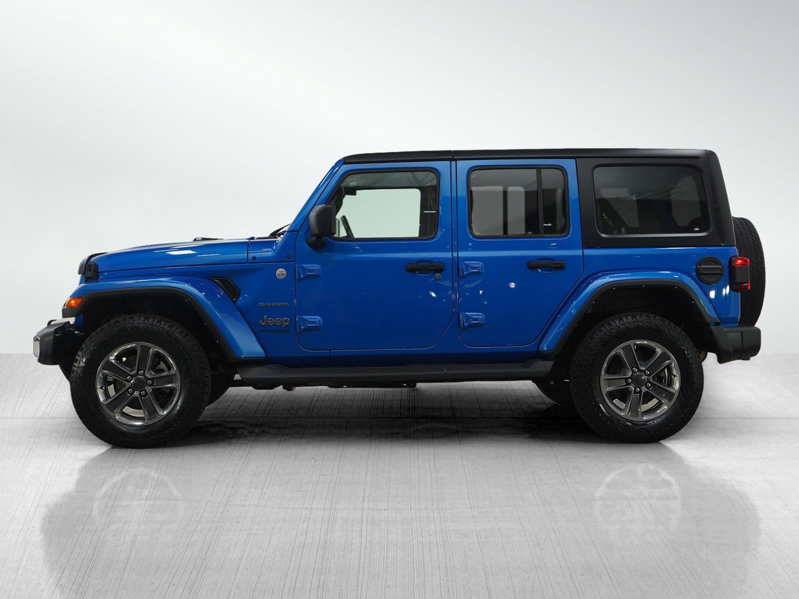 Used 2022 Jeep Wrangler Unlimited Sahara w/ Dual Top Group AWD/4WD image 2