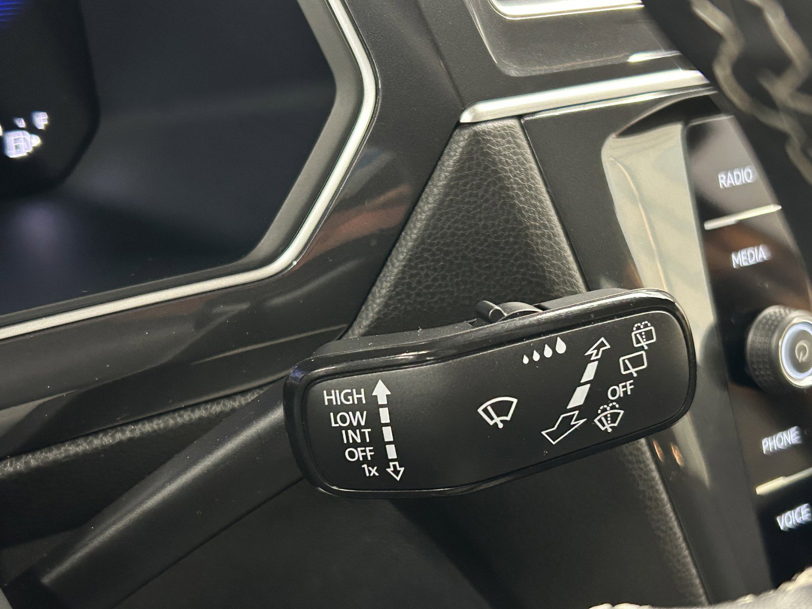 Used 2024 Volkswagen Tiguan SE image 22