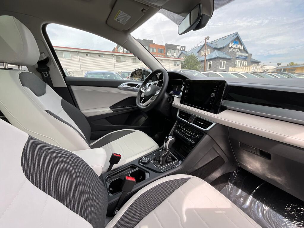 New 2025 Volkswagen Taos SE image 17