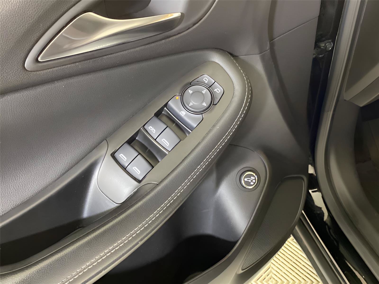 Certified 2024 Buick Encore GX Preferred w/ Comfort Package FWD image 7