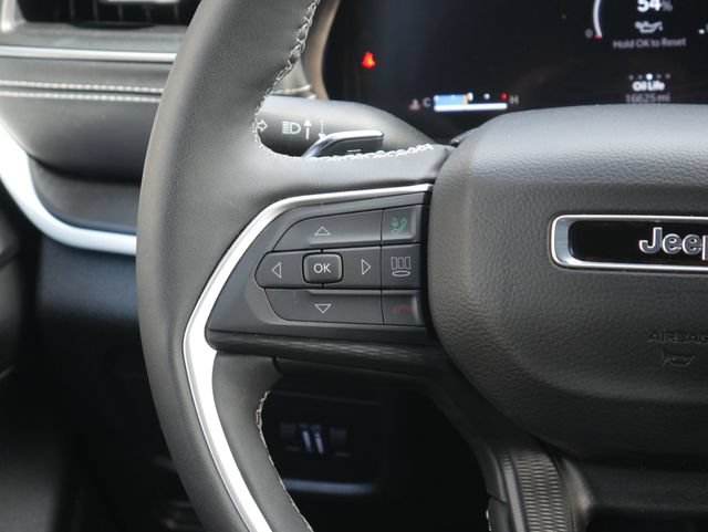Used 2025 Jeep Grand Cherokee Altitude AWD/4WD image 16