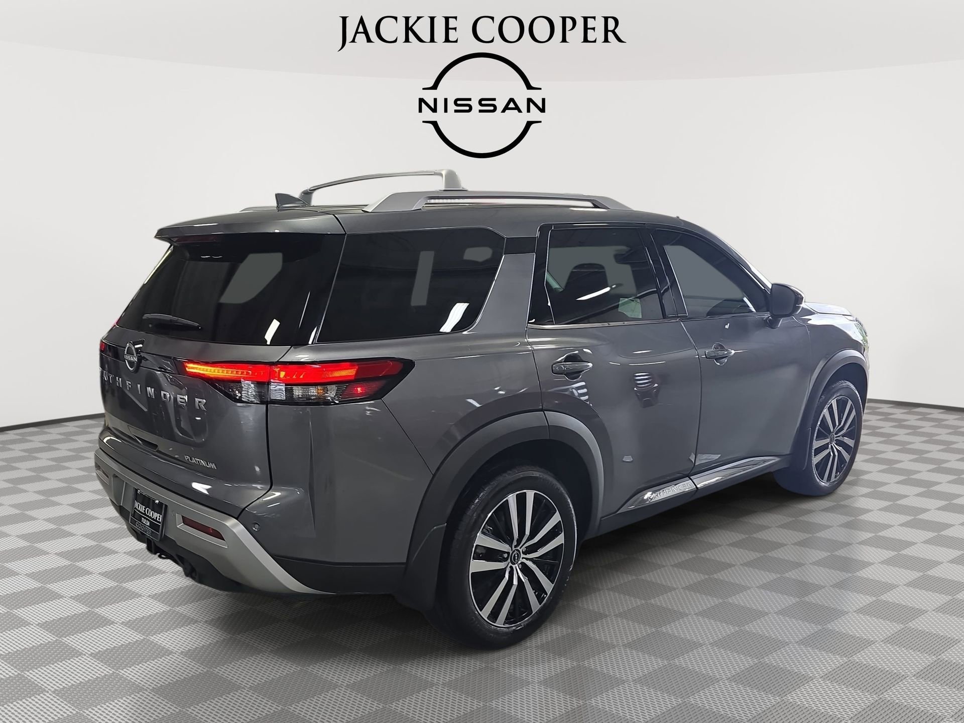 Used 2025 Nissan Pathfinder Platinum FWD image 5