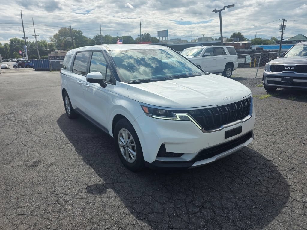 Used 2024 Kia Carnival LX FWD image 1