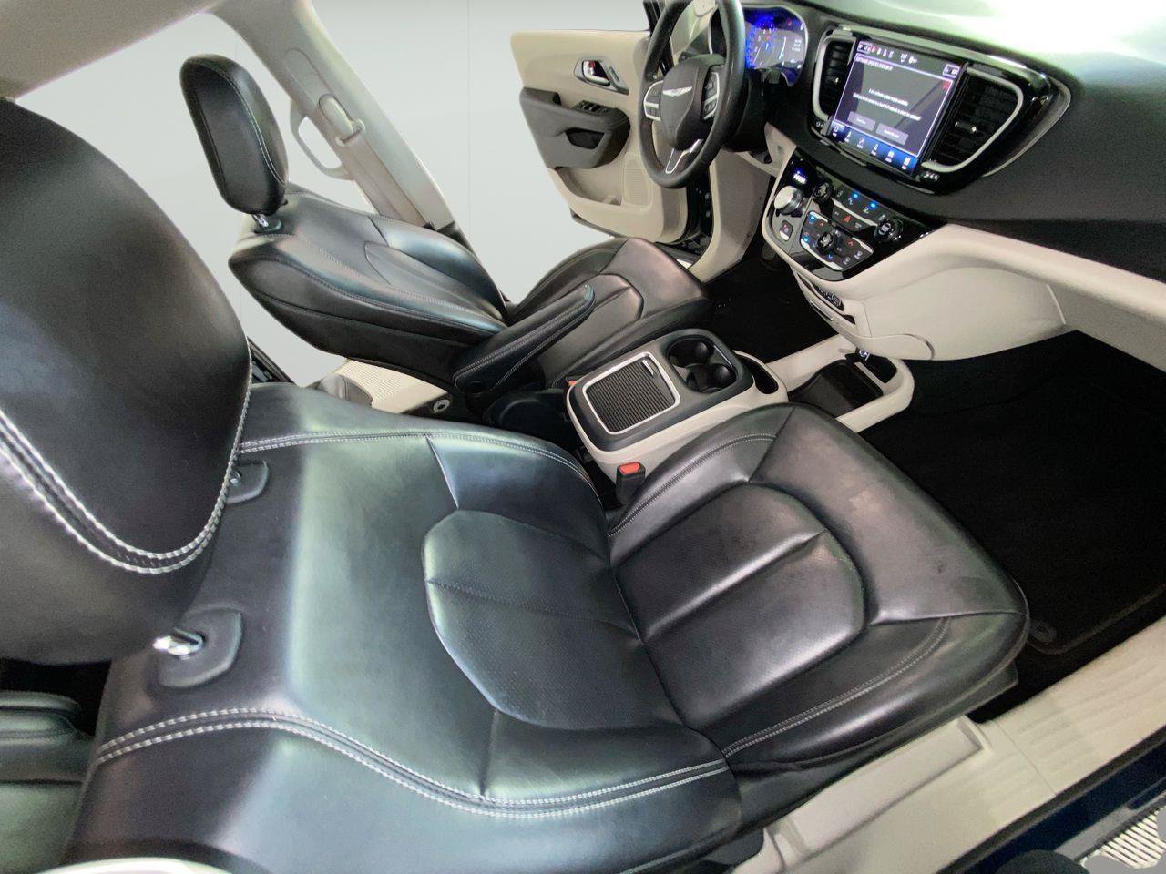 Used 2023 Chrysler Pacifica Touring-L FWD image 24