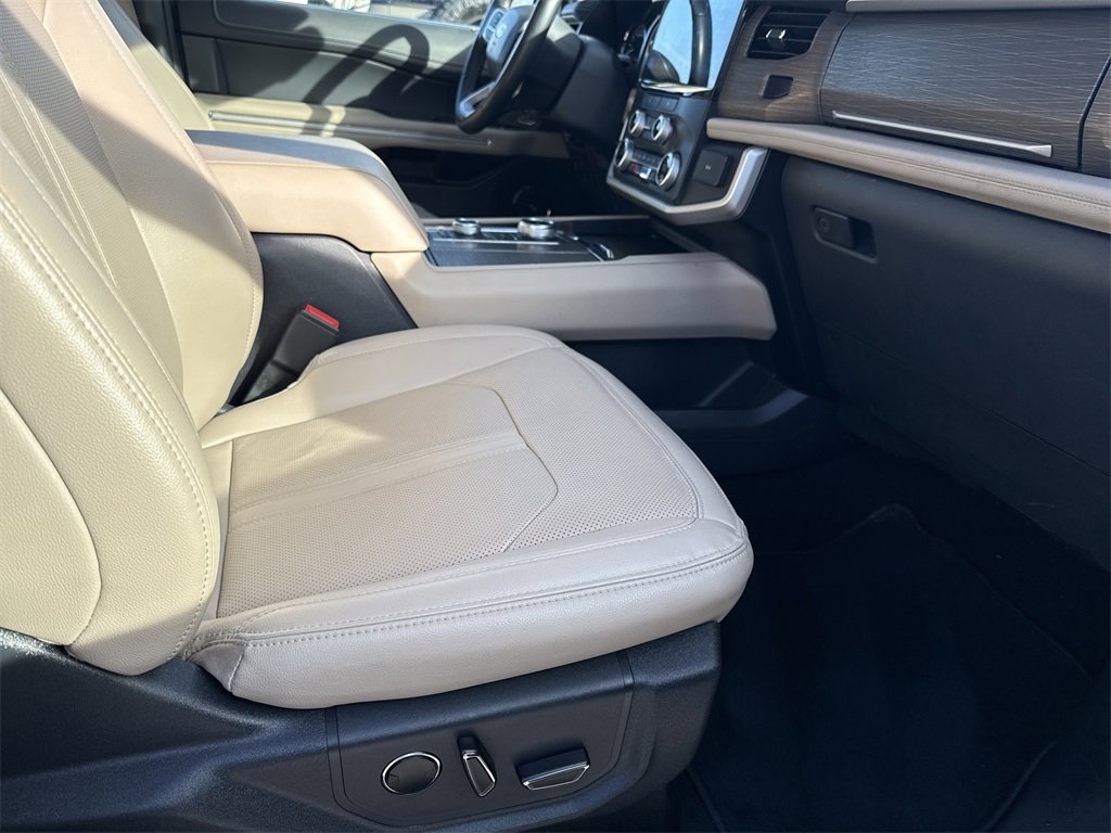 Used 2024 Ford Expedition Limited image 13