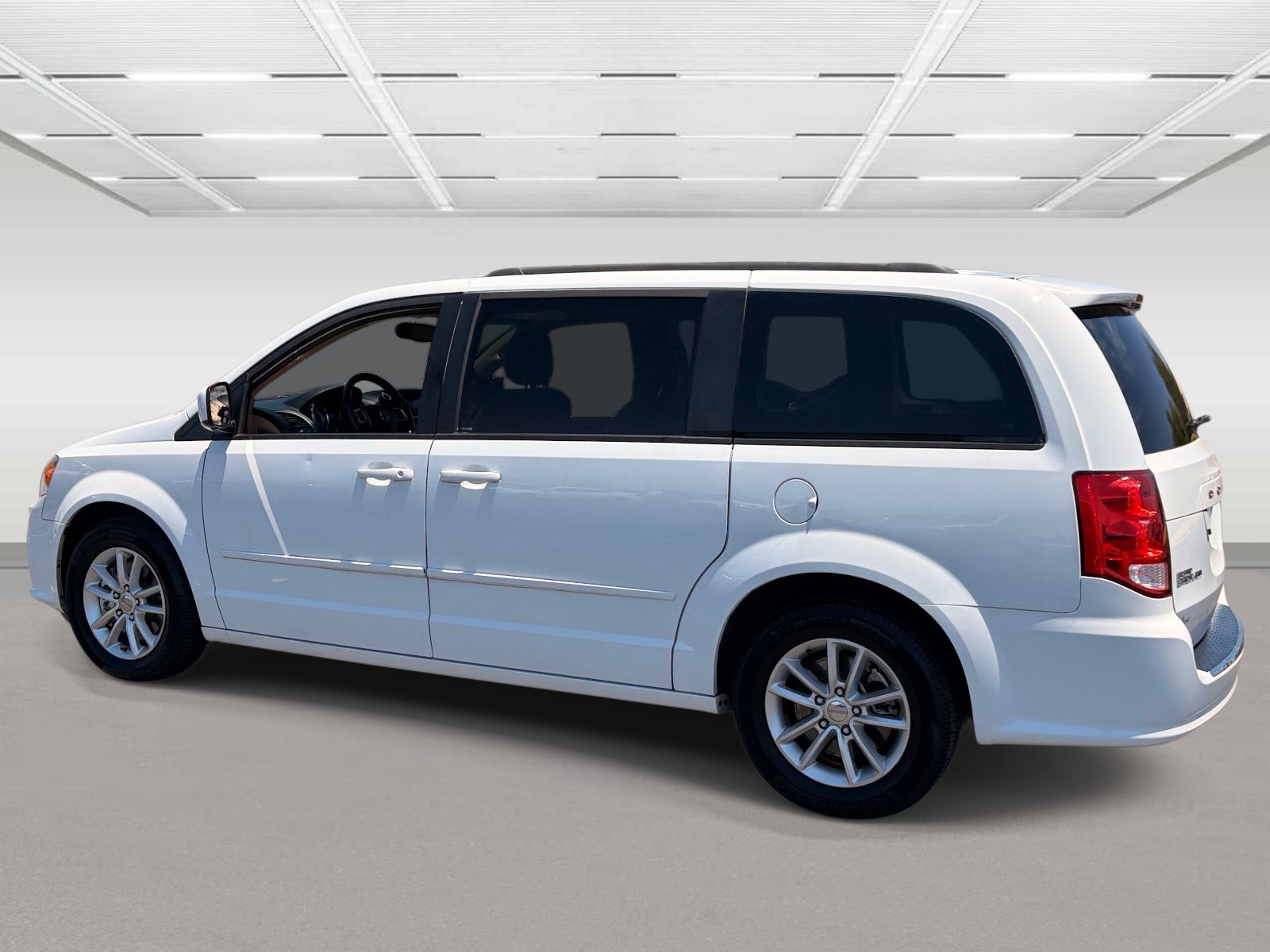 Used 2015 Dodge Grand Caravan SXT w/ UConnect Hands-Free Group FWD image 3