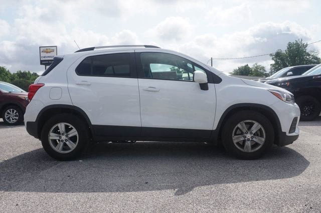Used 2022 Chevrolet Trax LT w/ LT Convenience Package FWD image 3